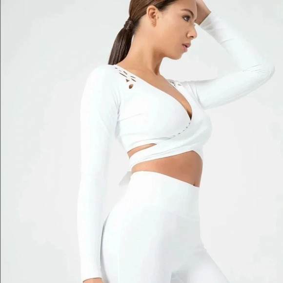 GIGI C White Tina Laser Cut Front Tie /Wrap Long-Sleeve Top NEW Medium - Picture 2 of 7